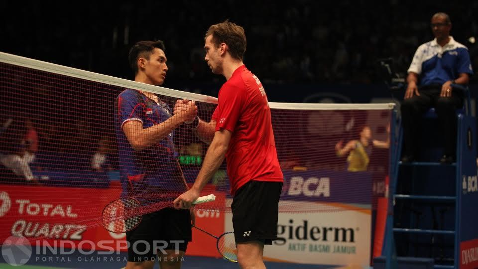 Jonatan dan Jorgensen saling bersalaman usai melakoni pertandingan alot.